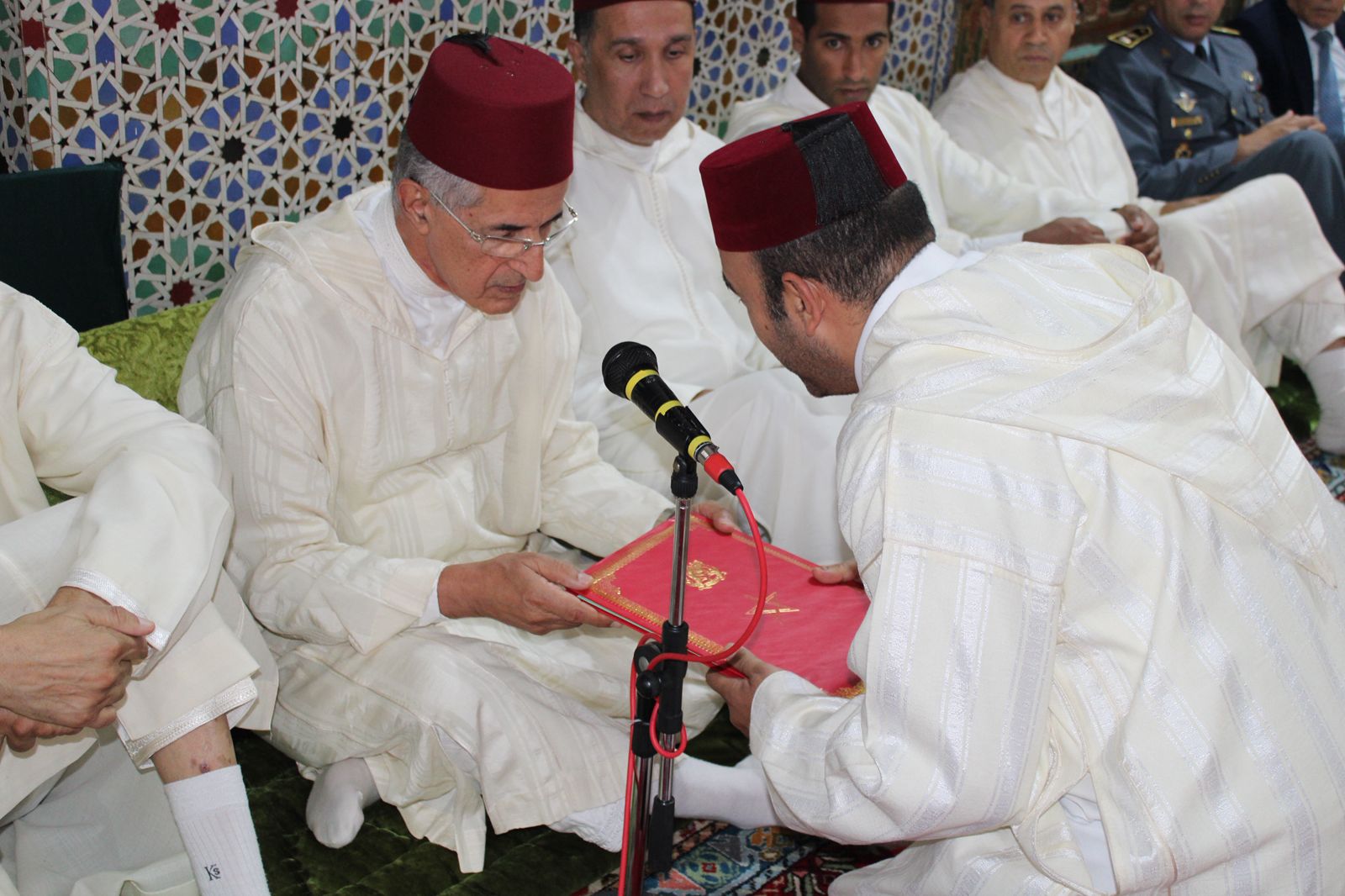 تخليدا للذكرى 27 لوفاة الحسن الثاني.. لجنة ملكية توزع هبات ملكية على أربعة اضرحة بعمالة مكناس ف تخليدا للذكرى 27 لوفاة الحسن الثاني.. لجنة ملكية توزع هبات ملكية على أربعة اضرحة بعمالة مكناس ف