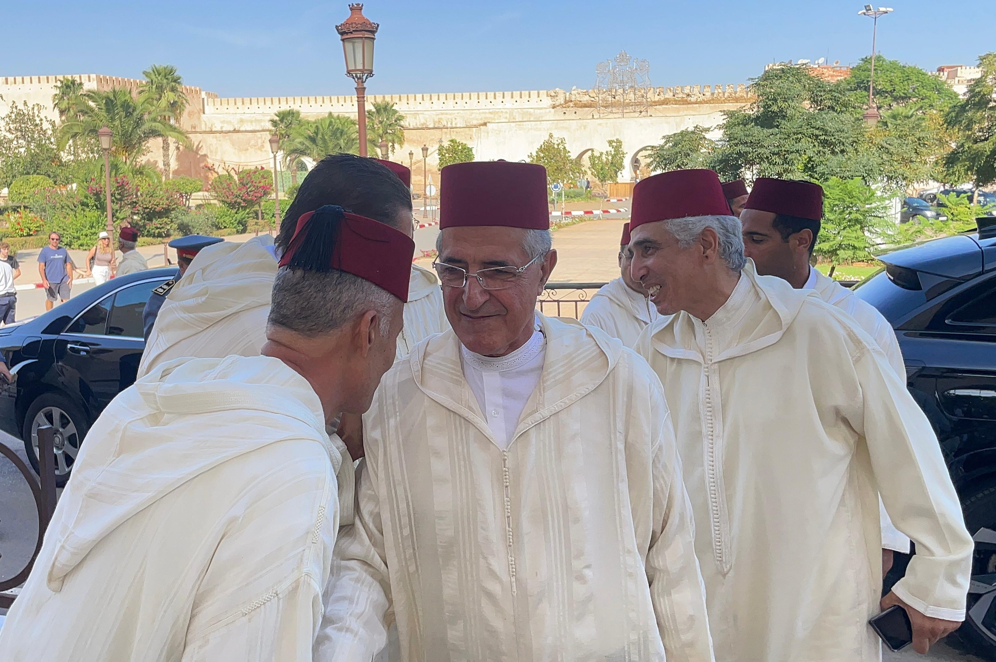 تخليدا للذكرى 27 لوفاة الحسن الثاني.. لجنة ملكية توزع هبات ملكية على أربعة اضرحة بعمالة مكناس ف تخليدا للذكرى 27 لوفاة الحسن الثاني.. لجنة ملكية توزع هبات ملكية على أربعة اضرحة بعمالة مكناس ف