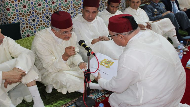 تخليدا للذكرى 27 لوفاة الحسن الثاني.. لجنة ملكية توزع هبات ملكية على أربعة اضرحة بعمالة مكناس ف تخليدا للذكرى 27 لوفاة الحسن الثاني.. لجنة ملكية توزع هبات ملكية على أربعة اضرحة بعمالة مكناس ف