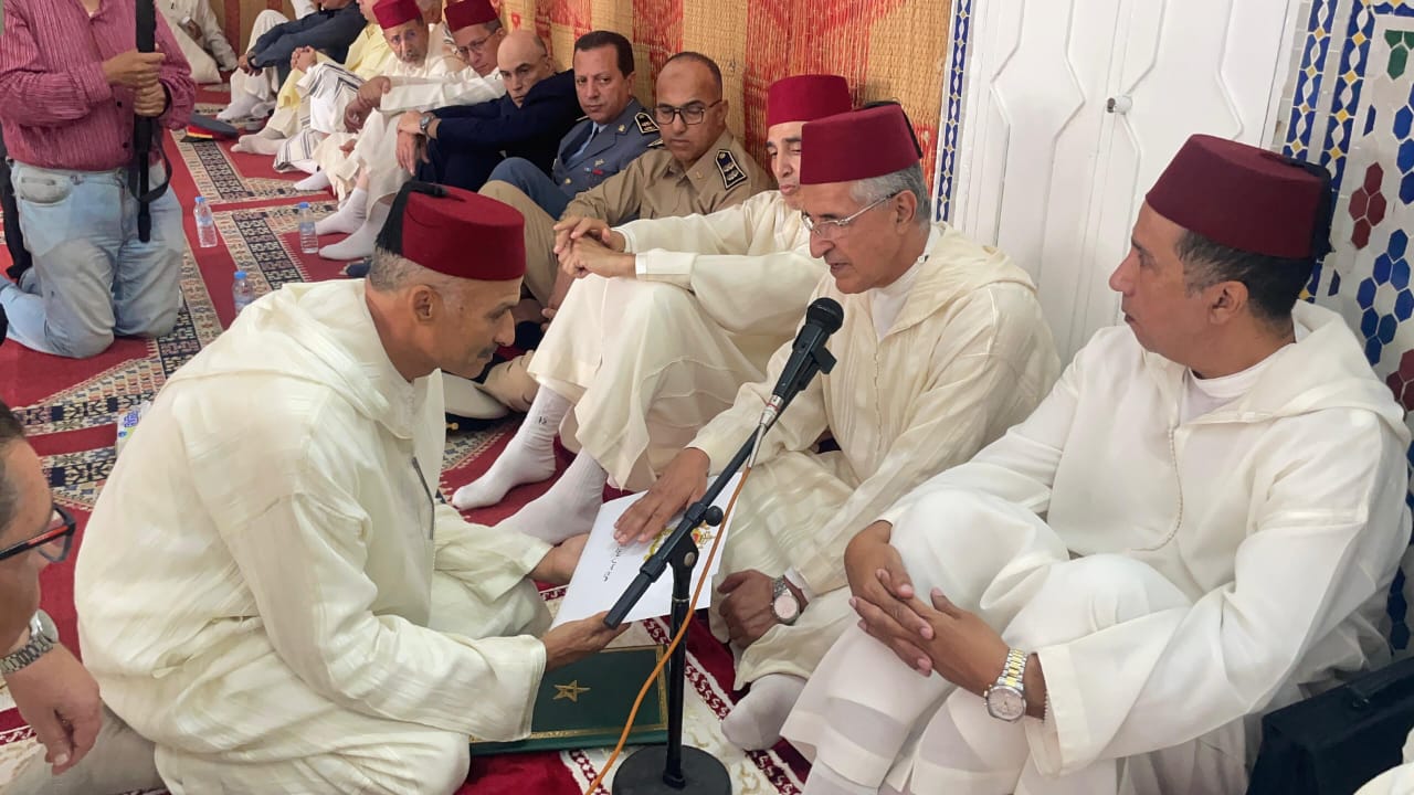 تخليدا للذكرى 27 لوفاة الحسن الثاني.. لجنة ملكية توزع هبات ملكية على أربعة اضرحة بعمالة مكناس ف تخليدا للذكرى 27 لوفاة الحسن الثاني.. لجنة ملكية توزع هبات ملكية على أربعة اضرحة بعمالة مكناس ف