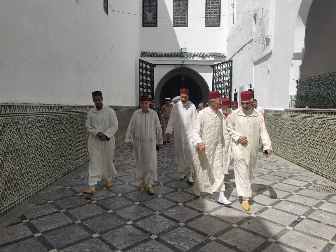 تخليدا للذكرى 27 لوفاة الحسن الثاني.. لجنة ملكية توزع هبات ملكية على أربعة اضرحة بعمالة مكناس ف تخليدا للذكرى 27 لوفاة الحسن الثاني.. لجنة ملكية توزع هبات ملكية على أربعة اضرحة بعمالة مكناس ف