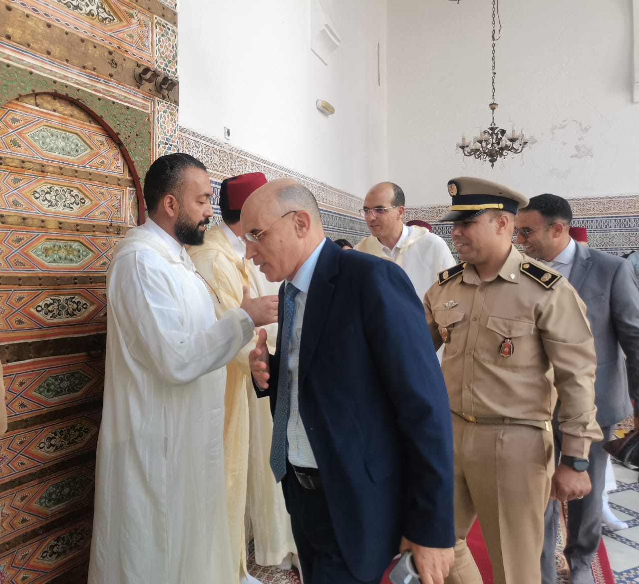 تخليدا للذكرى 27 لوفاة الحسن الثاني.. لجنة ملكية توزع هبات ملكية على أربعة اضرحة بعمالة مكناس ف تخليدا للذكرى 27 لوفاة الحسن الثاني.. لجنة ملكية توزع هبات ملكية على أربعة اضرحة بعمالة مكناس ف