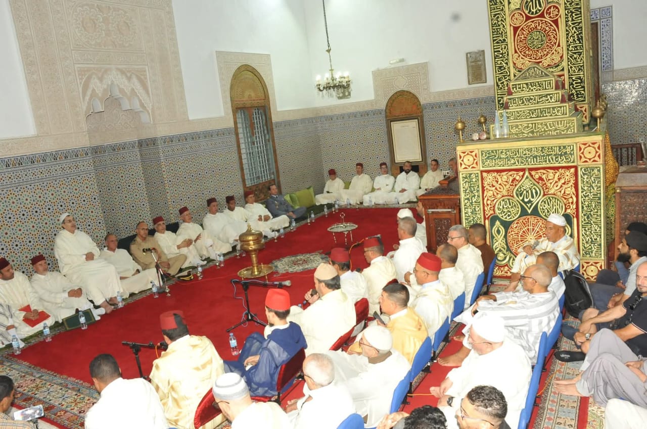 تخليدا للذكرى 27 لوفاة الحسن الثاني.. لجنة ملكية توزع هبات ملكية على أربعة اضرحة بعمالة مكناس ف تخليدا للذكرى 27 لوفاة الحسن الثاني.. لجنة ملكية توزع هبات ملكية على أربعة اضرحة بعمالة مكناس ف