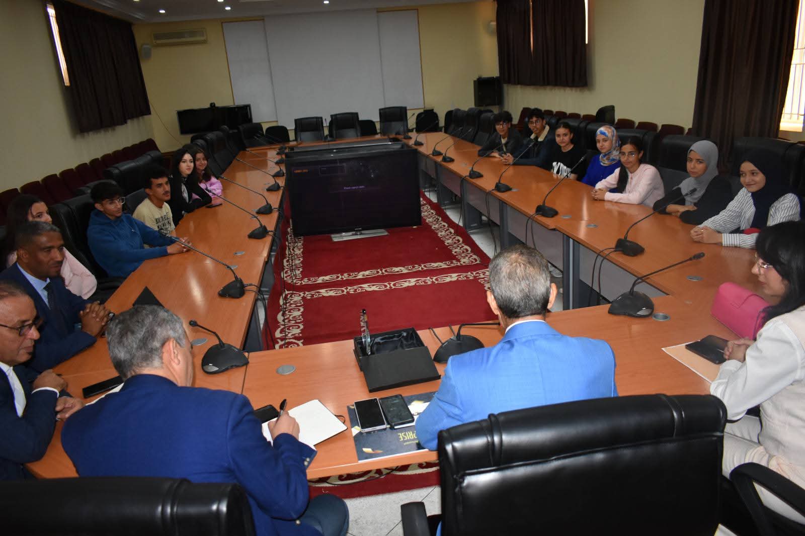 مديرية مكناس: استقبال فريق الثانوية التأهيلية طارق بن زياد الفائز بالمرتبة الأولى وطنيا في مسابقة مديرية مكناس: استقبال فريق الثانوية التأهيلية طارق بن زياد الفائز بالمرتبة الأولى وطنيا في مسابقة