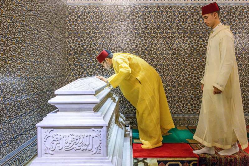 الملك محمد السادس يترأس حفلاً دينياً في الذكرى الـ27 لوفاة الحسن الثاني