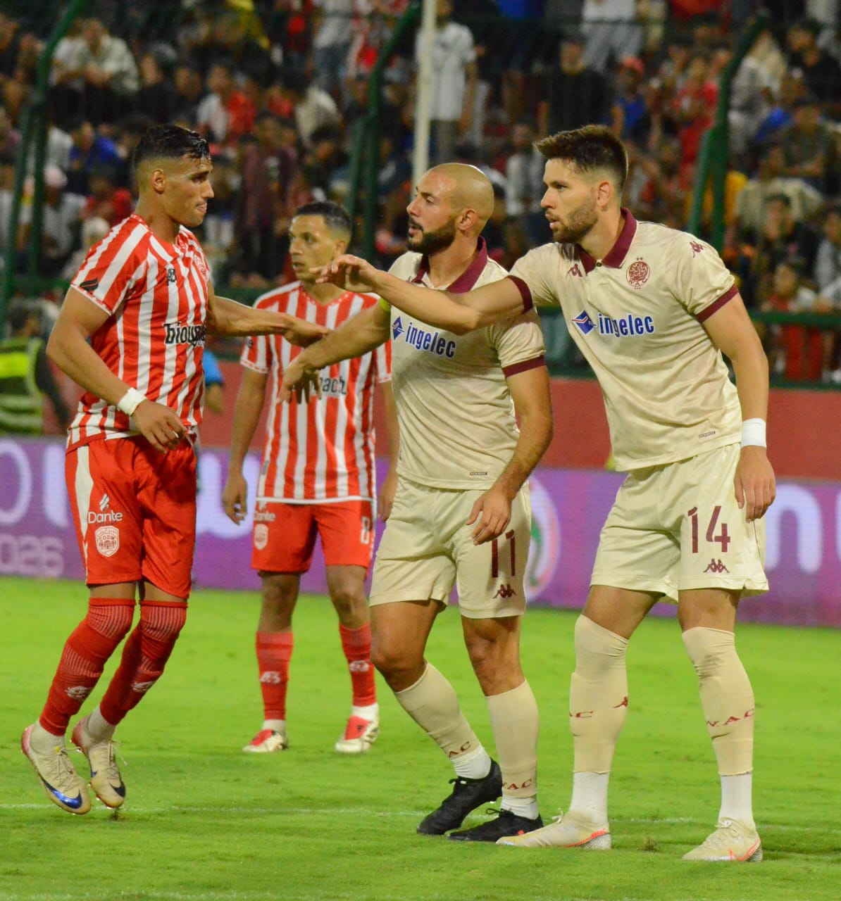 الوداد يحسم القمة بمكناس والكوديم يتلقى أول هزيمة الوداد يحسم القمة بمكناس والكوديم يتلقى أول هزيمة