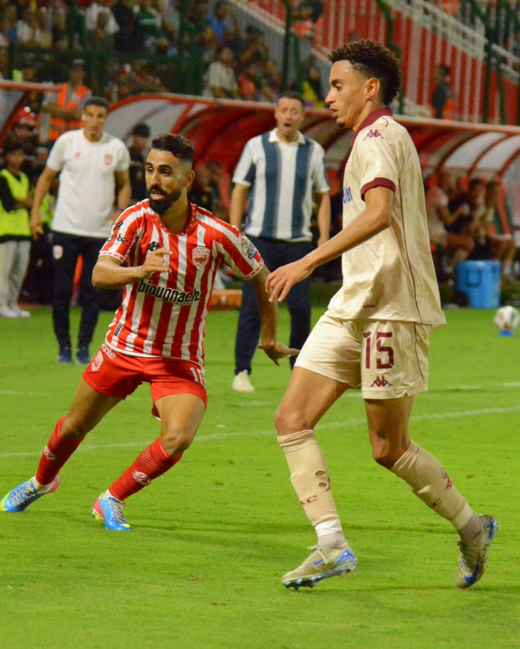 الوداد يحسم القمة بمكناس والكوديم يتلقى أول هزيمة الوداد يحسم القمة بمكناس والكوديم يتلقى أول هزيمة