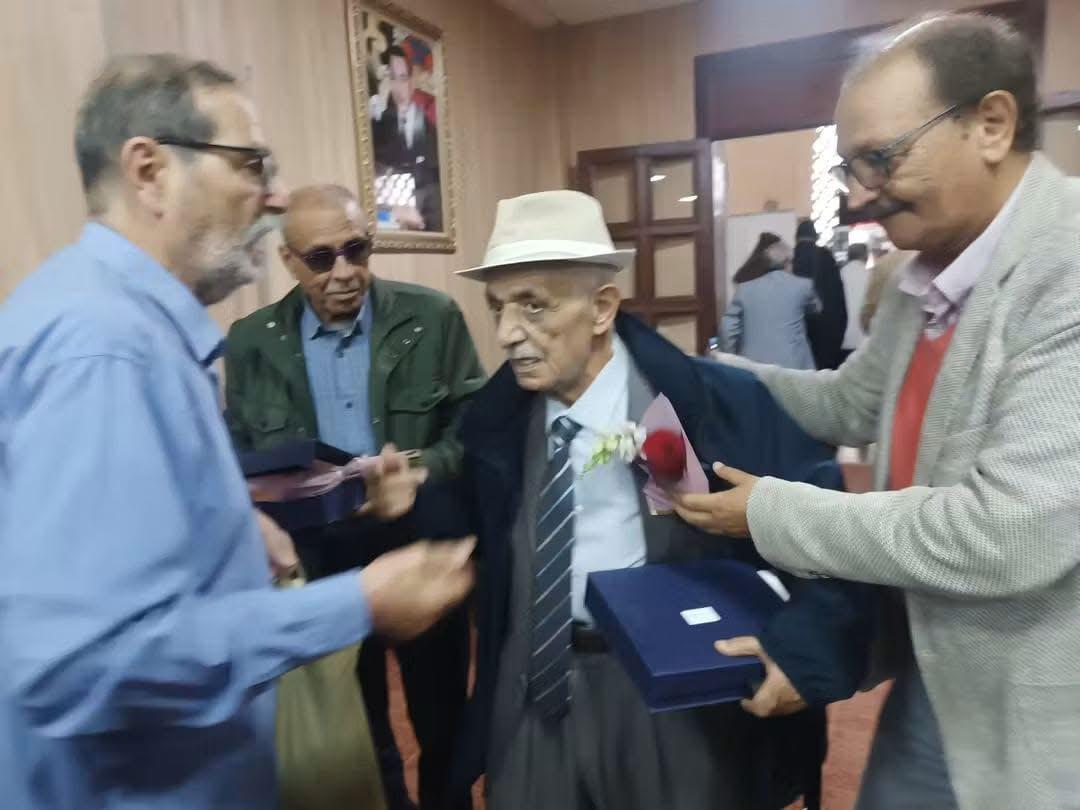 تكريم من نوع آخر في حفل تكريم من نوع آخر في حفل