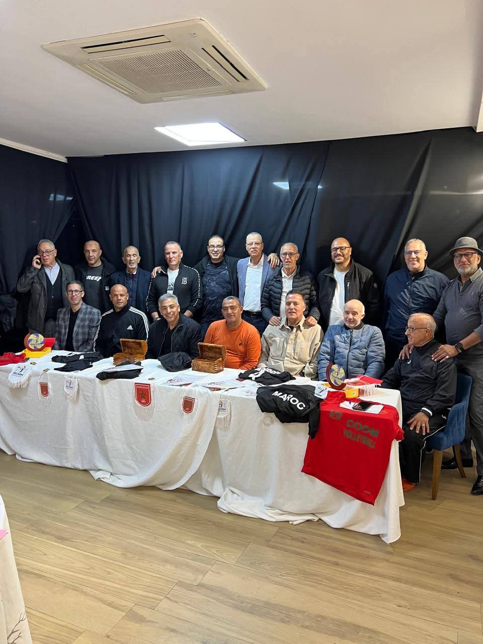 جمعية قدماء لاعبي الكرة الطائرة بمكناس ترفع راية الدبلوماسية الرياضية في خيرونا جمعية قدماء لاعبي الكرة الطائرة بمكناس ترفع راية الدبلوماسية الرياضية في خيرونا