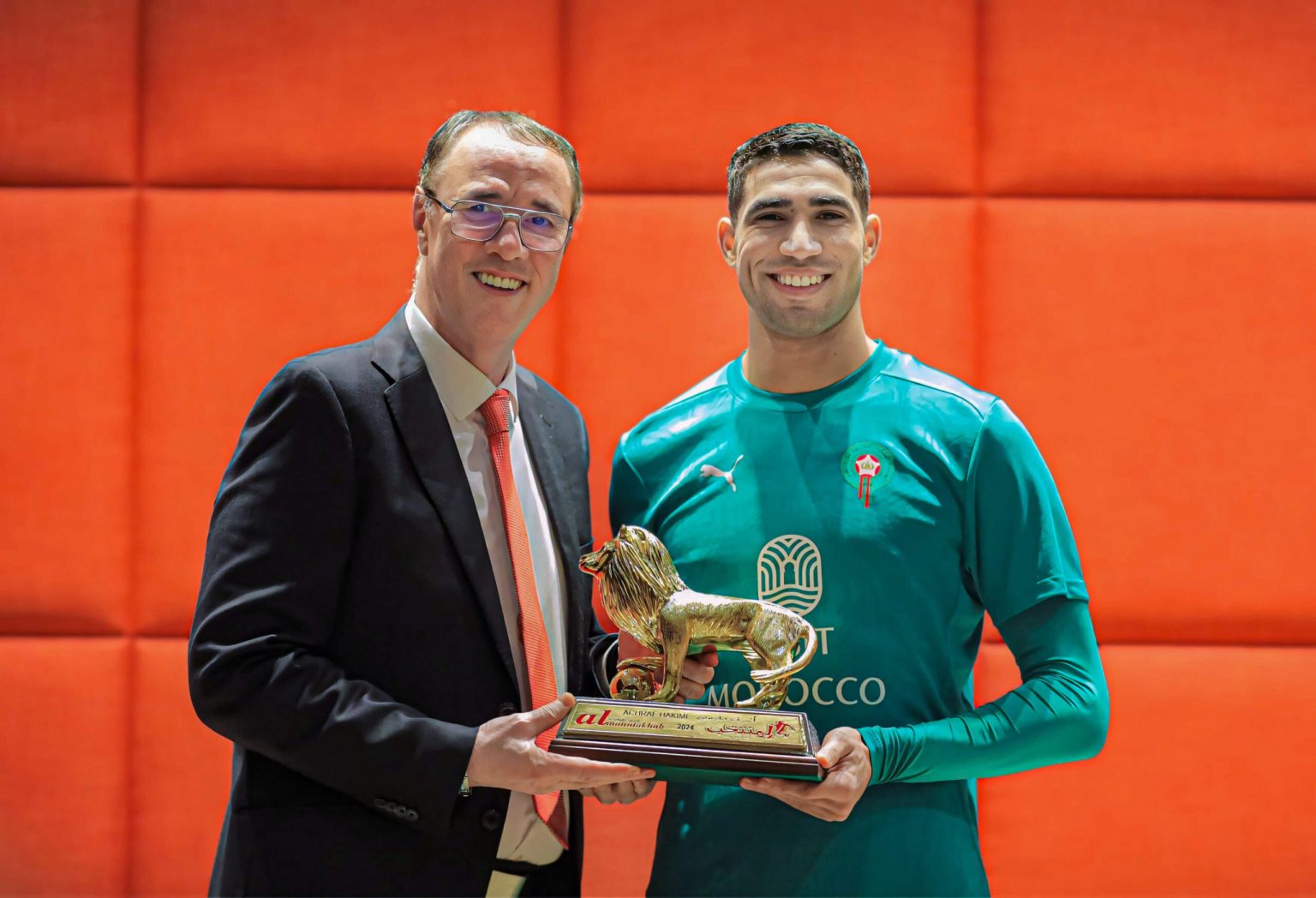كرة القدم .. الدولي المغربي أشرف حكيمي يتوج بجائزة “الأسد الذهبي” لسنة 2025