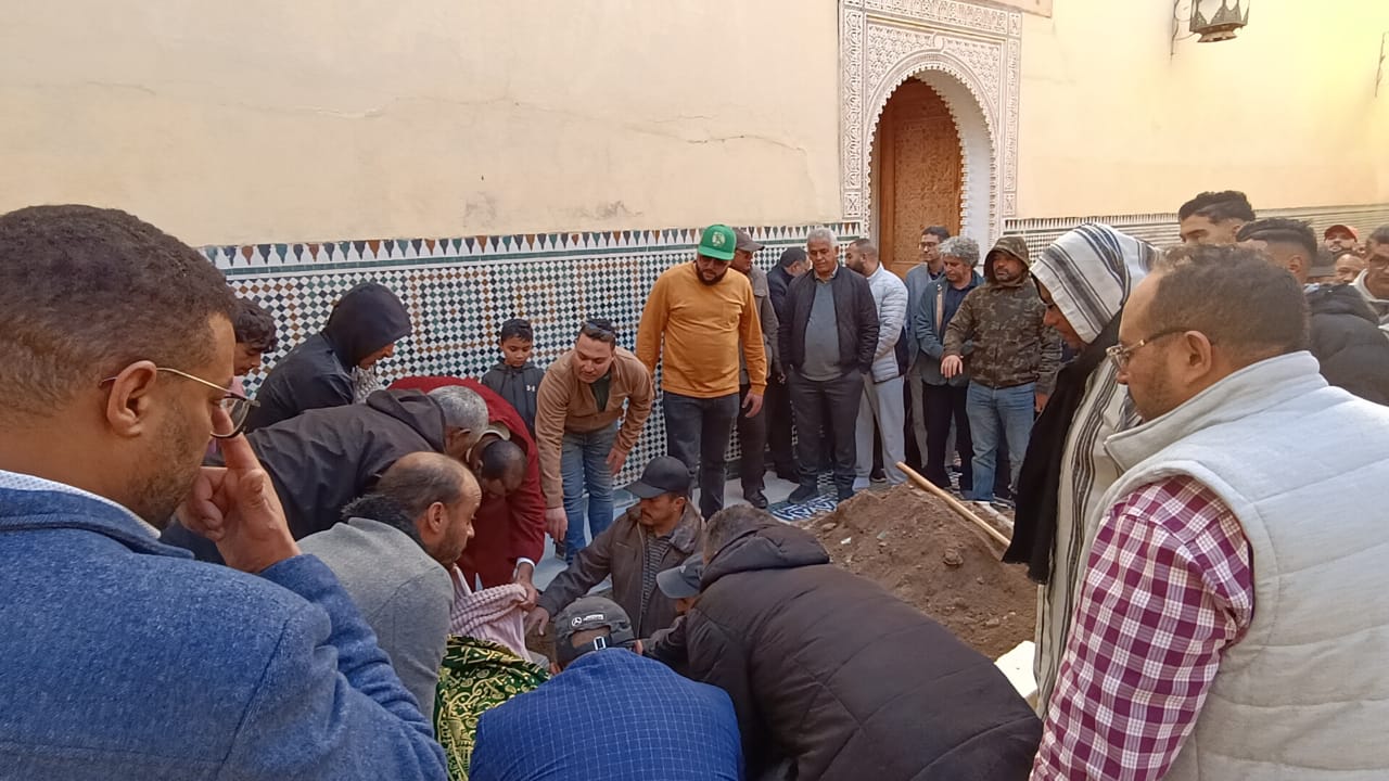 حضور وازن من شخصيات وطنية ومحلية في تشييع جثمان الفقيدة والدة المختار لغزيوي حضور وازن من شخصيات وطنية ومحلية في تشييع جثمان الفقيدة والدة المختار لغزيوي