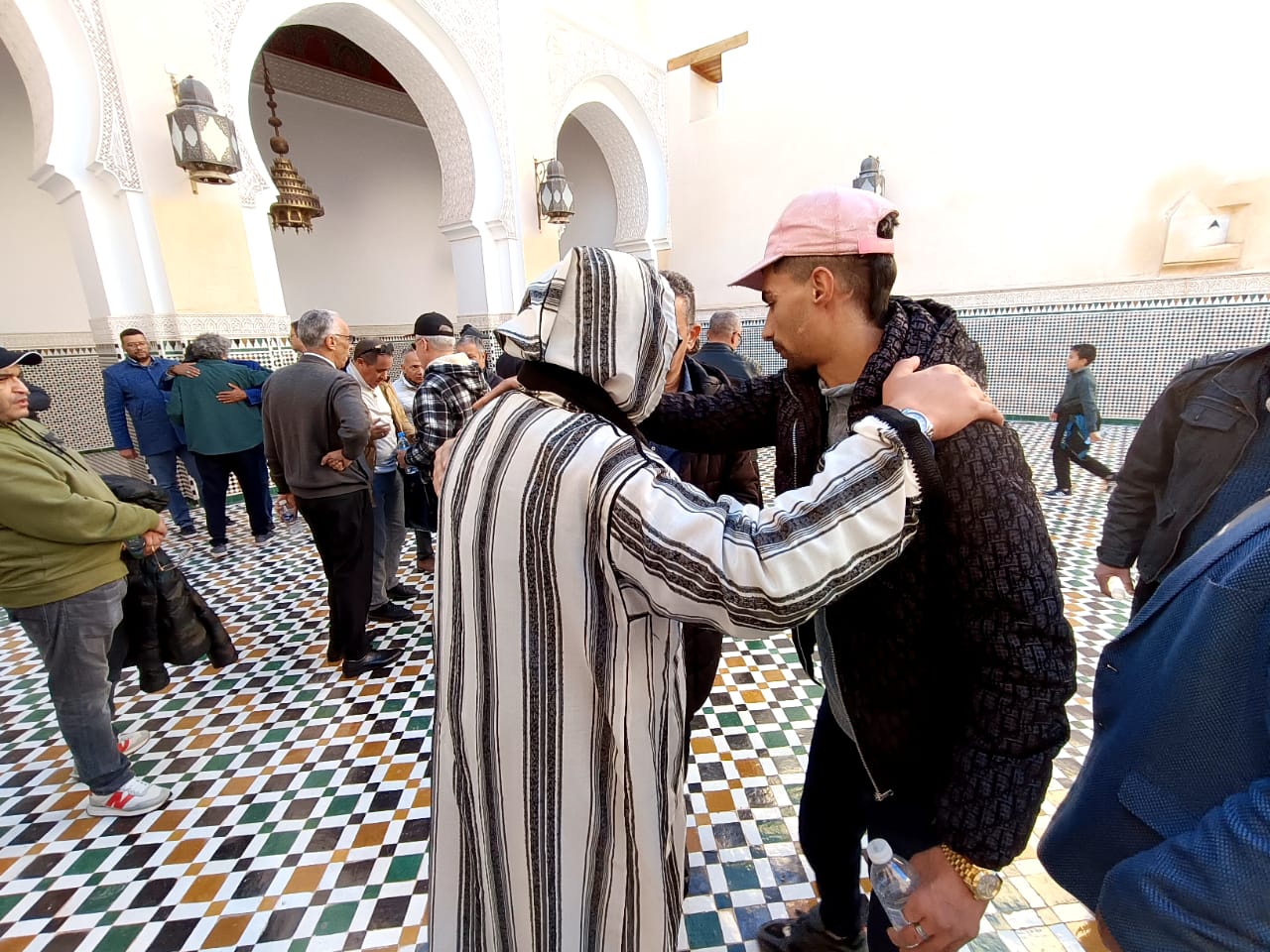 حضور وازن من شخصيات وطنية ومحلية في تشييع جثمان الفقيدة والدة المختار لغزيوي حضور وازن من شخصيات وطنية ومحلية في تشييع جثمان الفقيدة والدة المختار لغزيوي