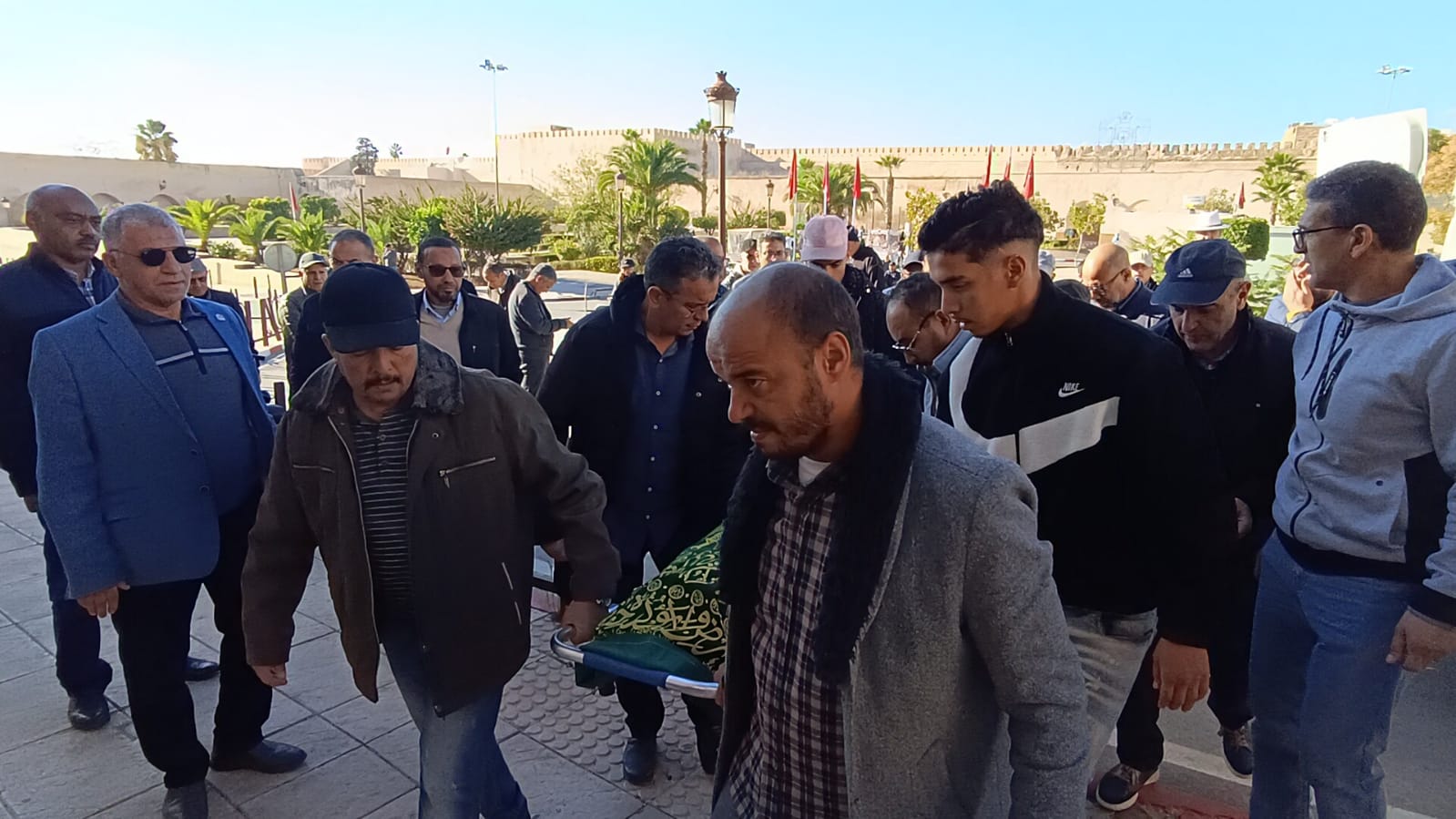 حضور وازن من شخصيات وطنية ومحلية في تشييع جثمان الفقيدة والدة المختار لغزيوي حضور وازن من شخصيات وطنية ومحلية في تشييع جثمان الفقيدة والدة المختار لغزيوي