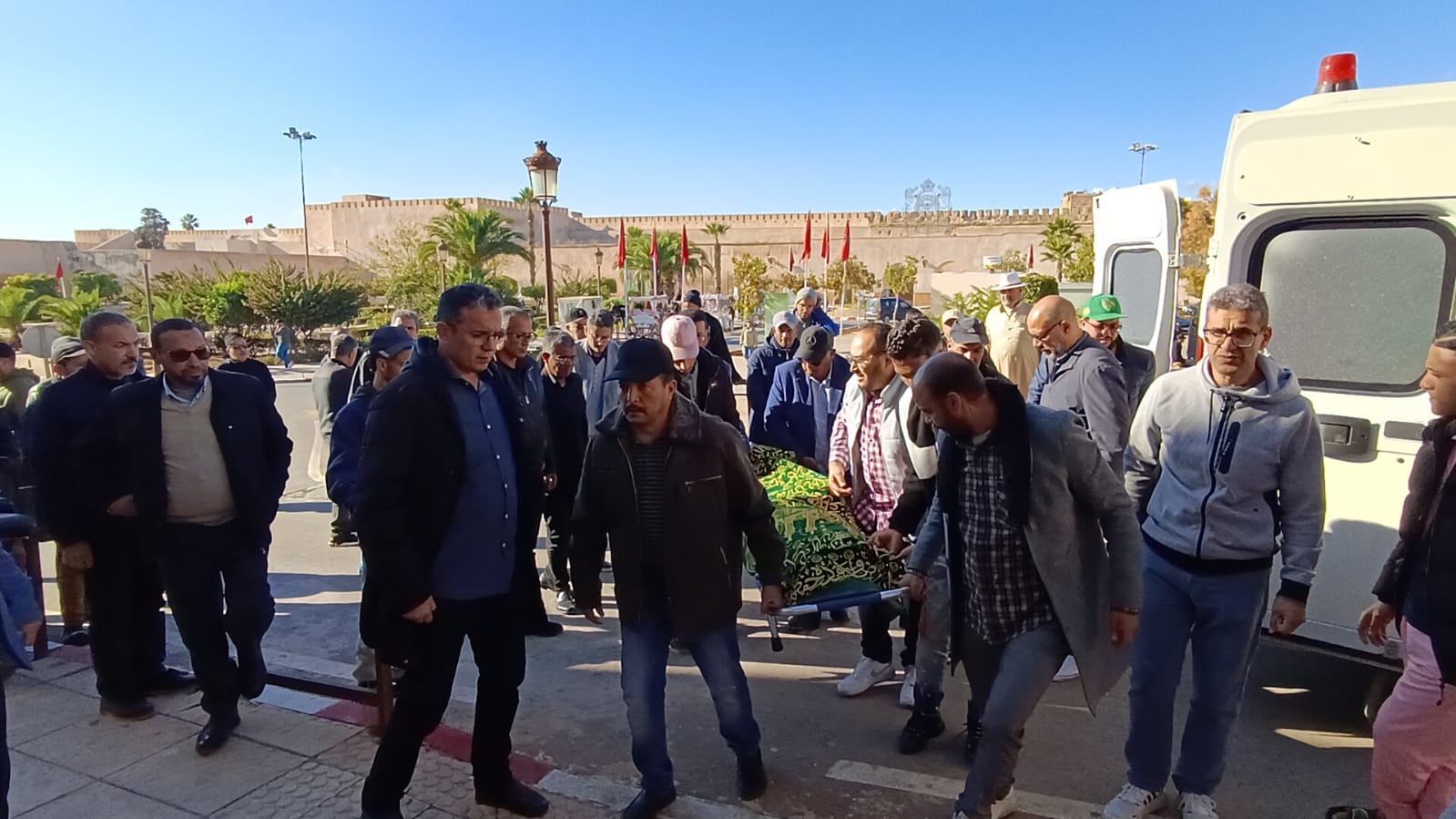 حضور وازن من شخصيات وطنية ومحلية في تشييع جثمان الفقيدة والدة المختار لغزيوي حضور وازن من شخصيات وطنية ومحلية في تشييع جثمان الفقيدة والدة المختار لغزيوي