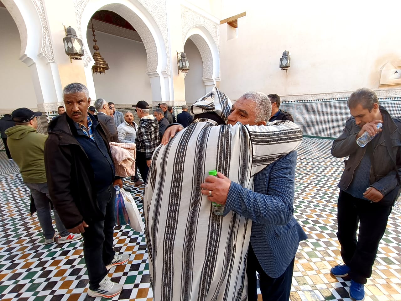 حضور وازن من شخصيات وطنية ومحلية في تشييع جثمان الفقيدة والدة المختار لغزيوي حضور وازن من شخصيات وطنية ومحلية في تشييع جثمان الفقيدة والدة المختار لغزيوي
