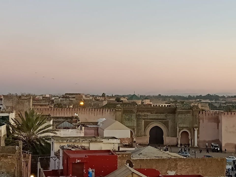 إلى متى سيظل باب منصور مقفلا باتجاه لالة عودة. إلى متى سيظل باب منصور مقفلا باتجاه لالة عودة.