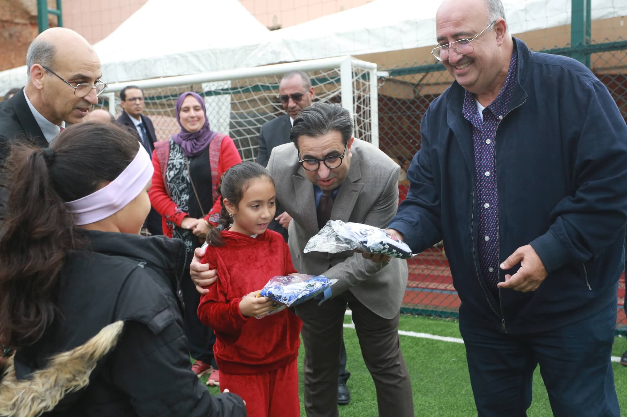 مبادرة مجتمعية بلمسة رياضية… توزيع البدلات الرياضية بحضور عامل عمالة عين السبع-الحي المحمدي مبادرة مجتمعية بلمسة رياضية… توزيع البدلات الرياضية بحضور عامل عمالة عين السبع-الحي المحمدي