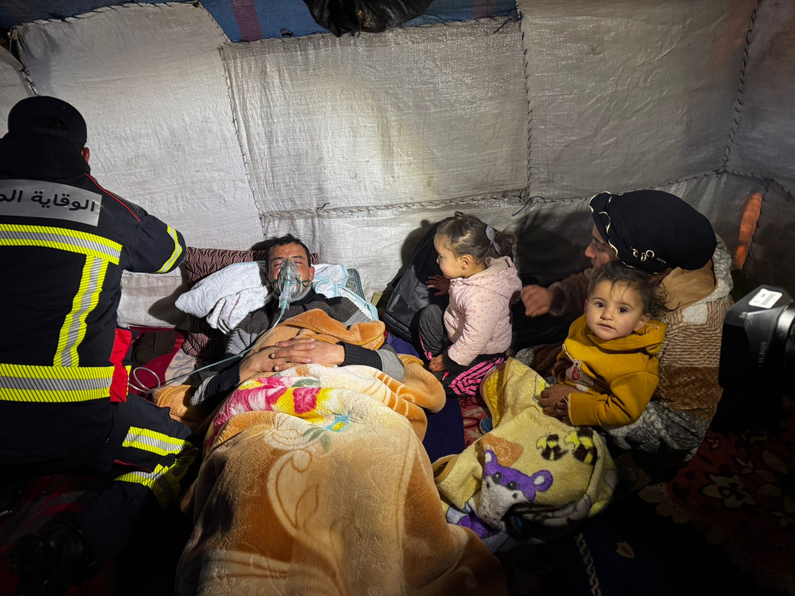 تدخل استعجالي لقائد منطقة إركاون وقيادة الدرك الملكي والوقاية المدنية لإنقاذ أسرة حاصرتها الثلوج بمنطقة هبري التابعة لجماعة بنصميم دائرة أزرو/ إقليم إفران.