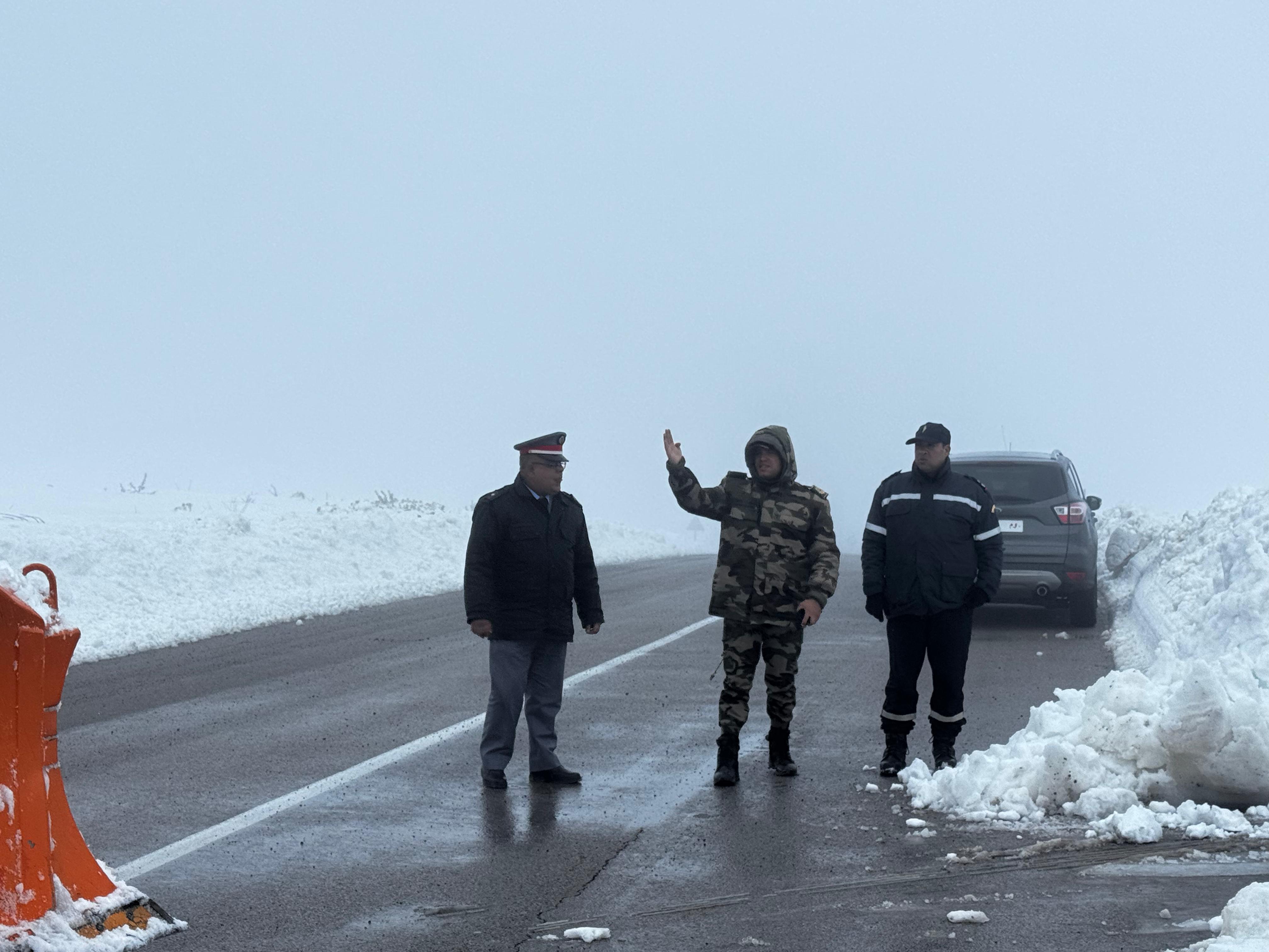 تدخل استعجالي لقائد منطقة إركاون وقيادة الدرك الملكي والوقاية المدنية لإنقاذ أسرة حاصرتها الثلوج بمنطقة هبري التابعة لجماعة بنصميم دائرة أزرو/ إقليم إفران.