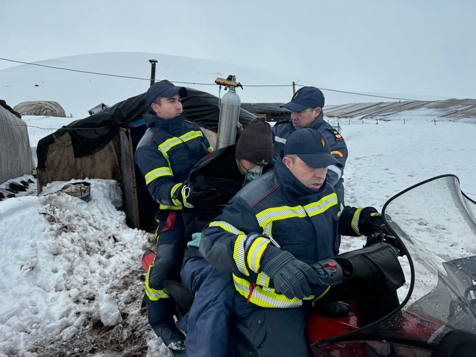 تدخل استعجالي لقائد منطقة إركاون وقيادة الدرك الملكي والوقاية المدنية لإنقاذ أسرة حاصرتها الثلوج بمنطقة هبري التابعة لجماعة بنصميم دائرة أزرو/ إقليم إفران.