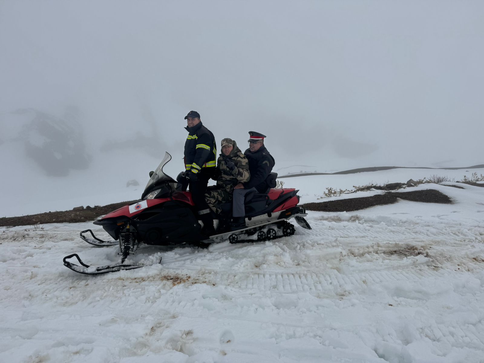 تدخل استعجالي لقائد منطقة إركاون وقيادة الدرك الملكي والوقاية المدنية لإنقاذ أسرة حاصرتها الثلوج بمنطقة هبري التابعة لجماعة بنصميم دائرة أزرو/ إقليم إفران. 