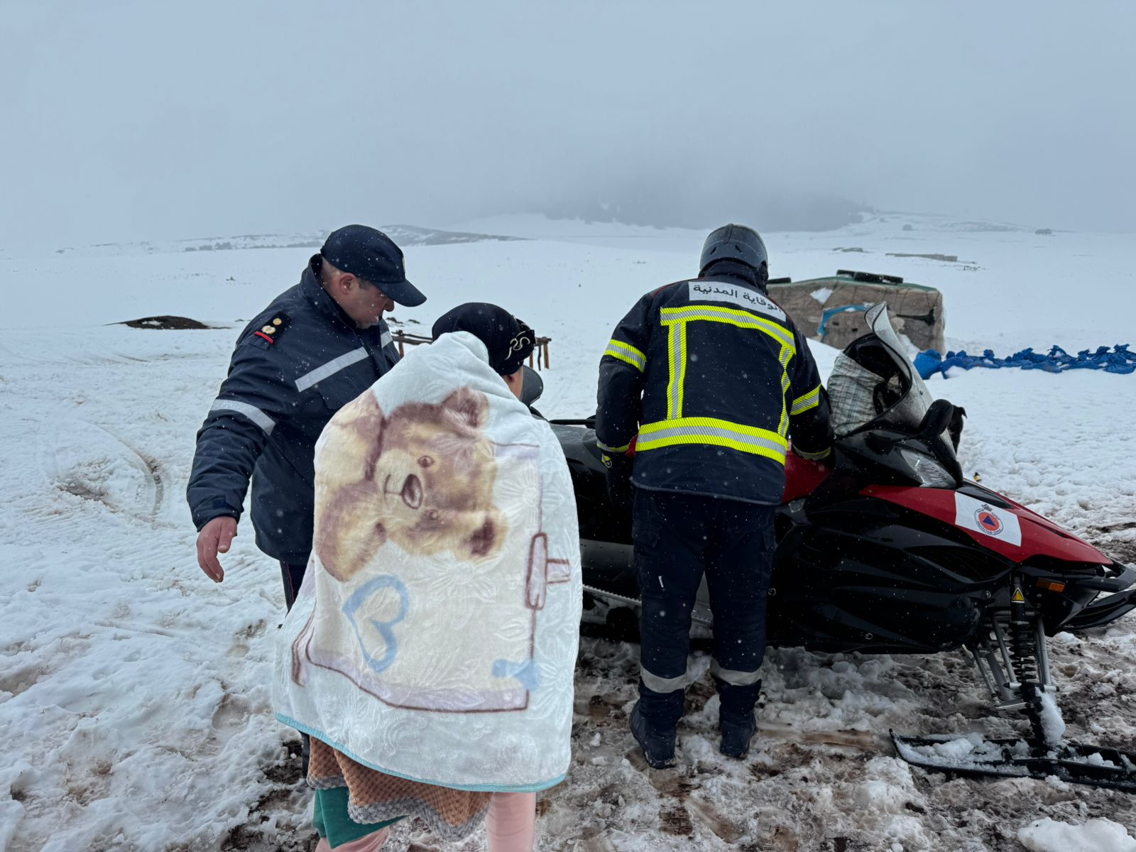 تدخل استعجالي لقائد منطقة إركاون وقيادة الدرك الملكي والوقاية المدنية لإنقاذ أسرة حاصرتها الثلوج بمنطقة هبري التابعة لجماعة بنصميم دائرة أزرو/ إقليم إفران.