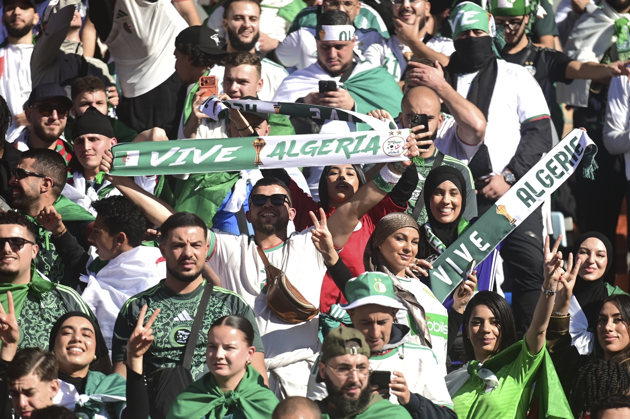 جماهير جزائرية تعمد إلى أعمال تخريب