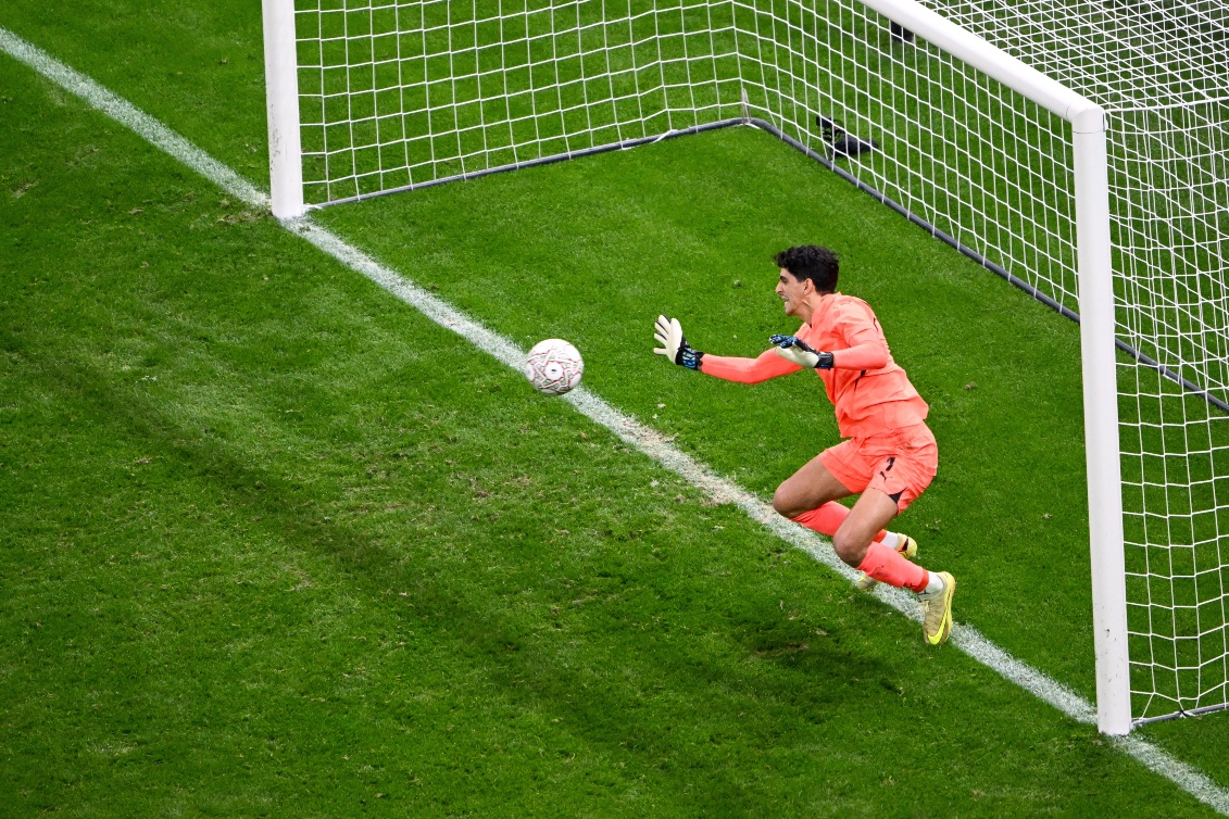 ياسين بونو.. رجل الأمسيات الكروية الكبرى بامتياز