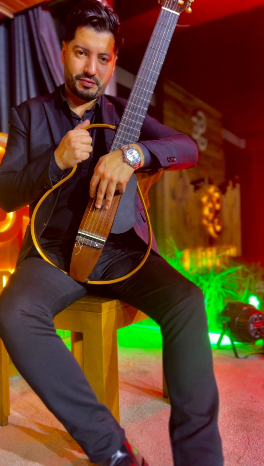 إبراهيم وهبي… حين تتحوّل الغيتارة إلى لغة إنسانية عالمية إبراهيم وهبي… حين تتحوّل الغيتارة إلى لغة إنسانية عالمية