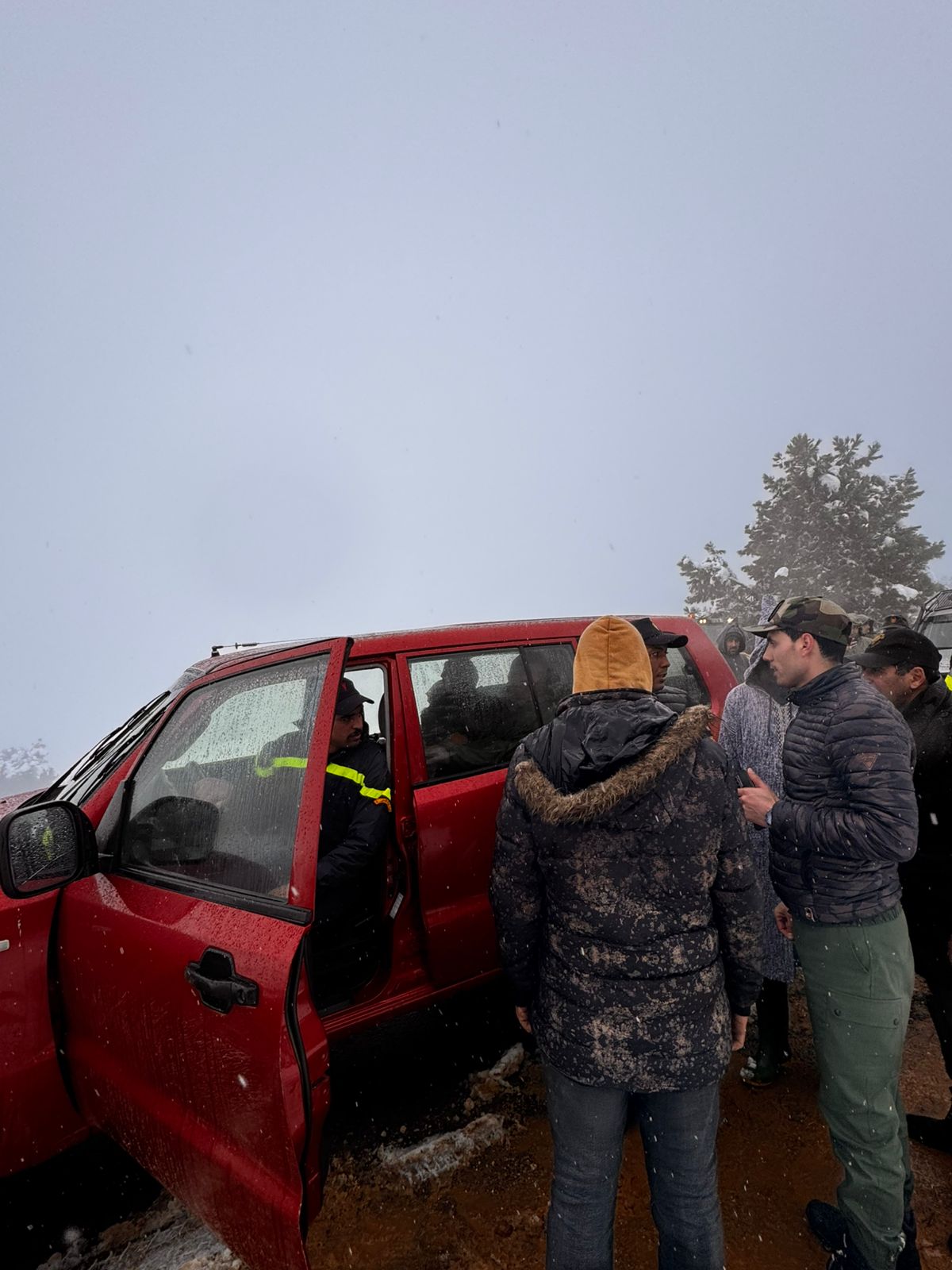 إقليم الحسيمة: تعبئة ميدانية تنقذ امرأة حاصرتها الثلوج بدوار بني بشير إقليم الحسيمة: تعبئة ميدانية تنقذ امرأة حاصرتها الثلوج بدوار بني بشير