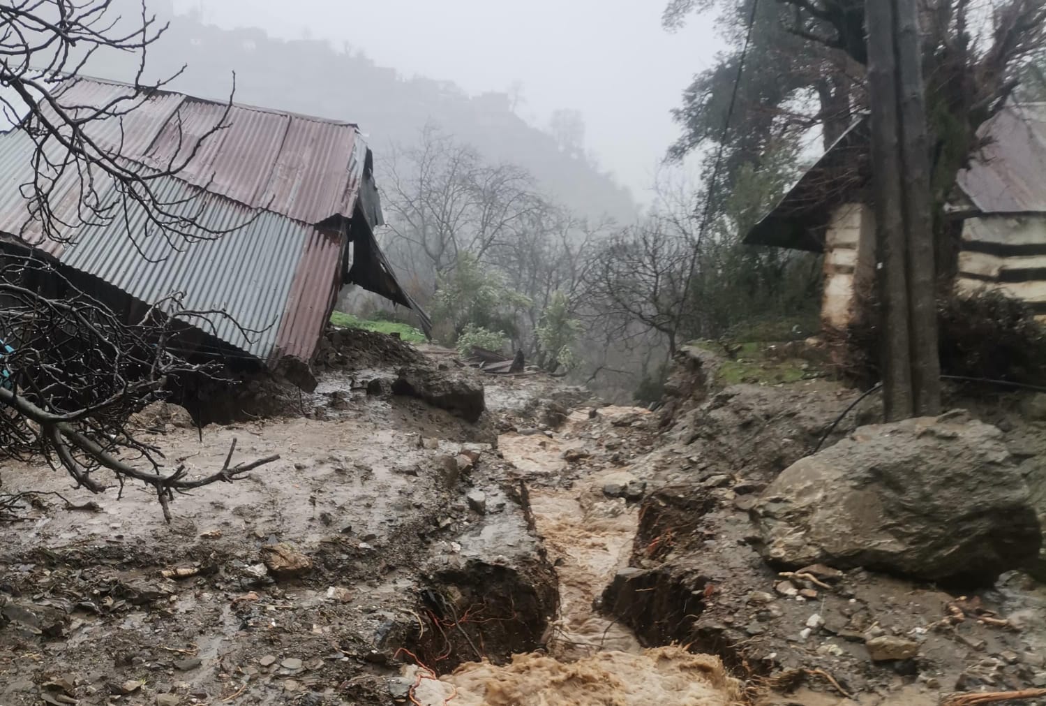 إقليم الحسيمة: سيول وانجرافات تُجبر ساكنة دوارين بجماعة تاغزوت على الإخلاء
