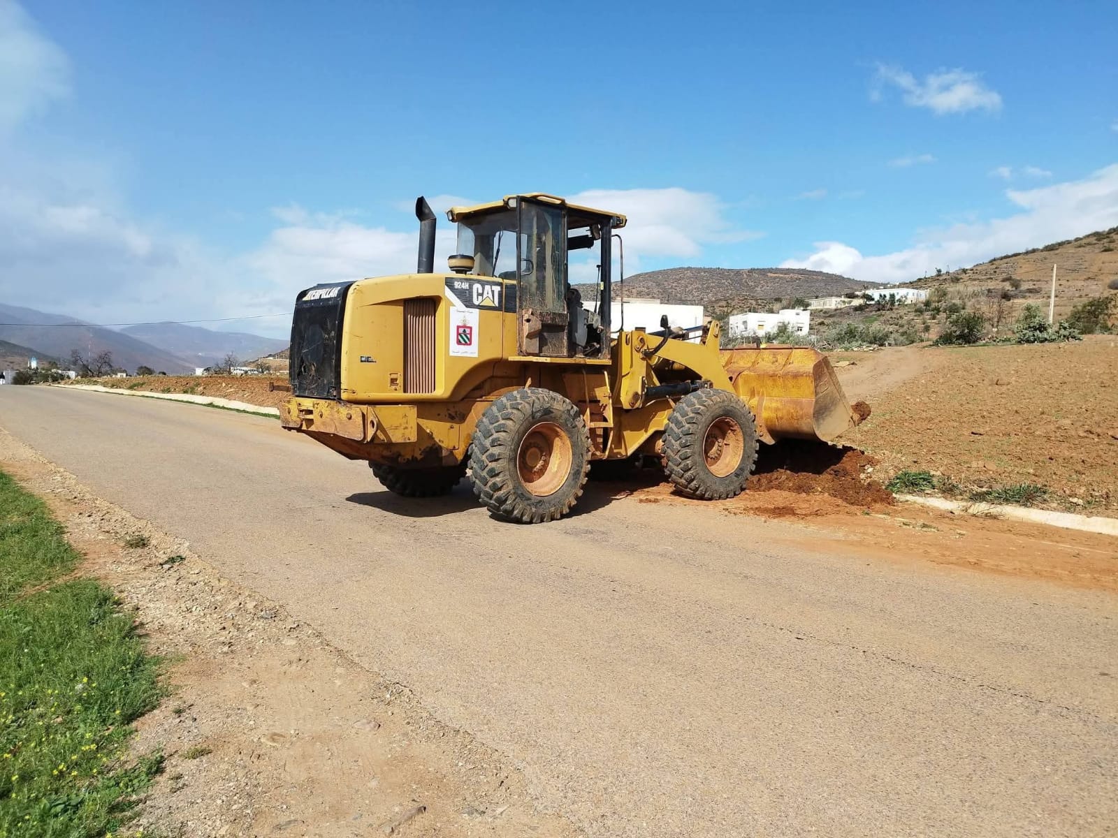 بتعليمات من رئيس المجلس الإقليمي للحسيمة.. تدخل ميداني لتطهير مجاري المياه وفك العزلة عن دواوير بني جميل