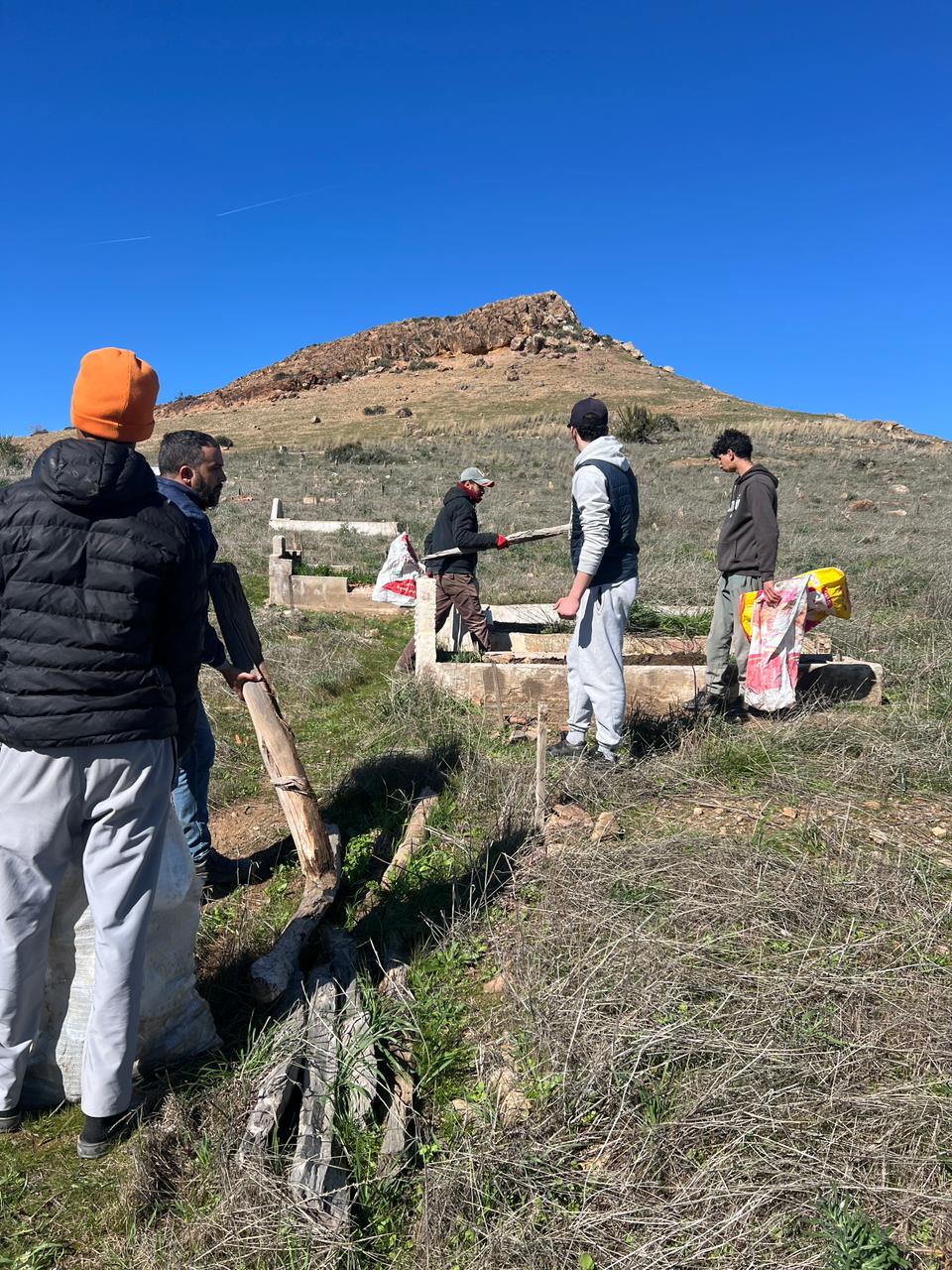 مبادرة مواطِنة تُجسّد قيم الوفاء والتكافل: صيانة مقبرة تيغزى نموذجًا للعمل التطوعي