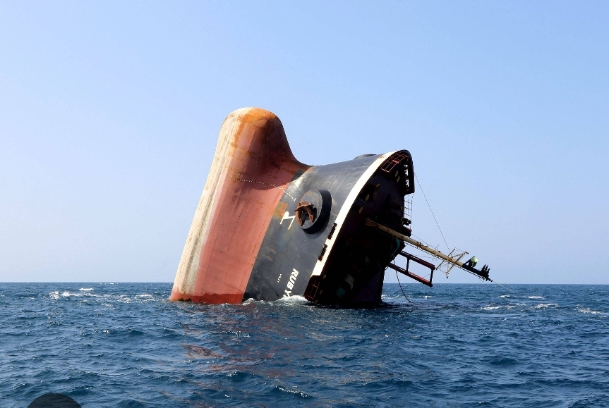 غرق سفينة تجارية بنمية قبالة سواحل العيون غرق سفينة تجارية بنمية قبالة سواحل العيون