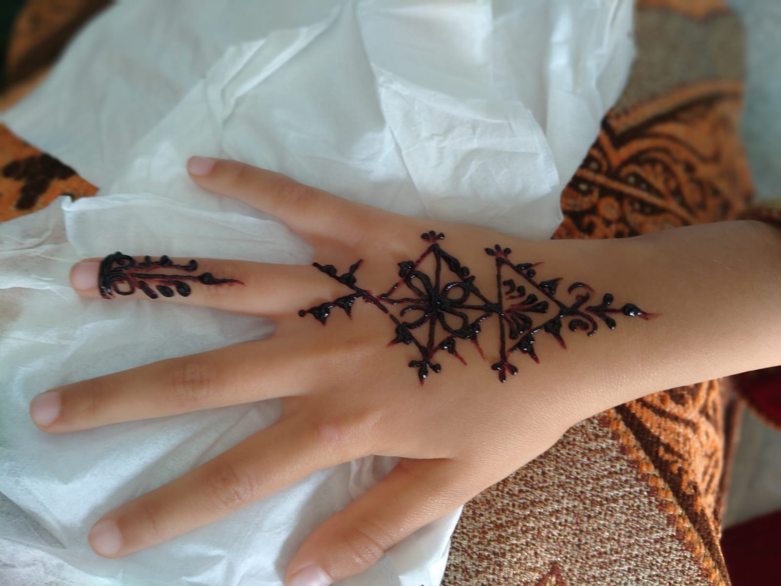 تازة: دار الشباب باب مرزوقة تحتضن نشاطاً ثقافياً حول فن الحناء في أجواء رمضانية مميزة تازة: دار الشباب باب مرزوقة تحتضن نشاطاً ثقافياً حول فن الحناء في أجواء رمضانية مميزة