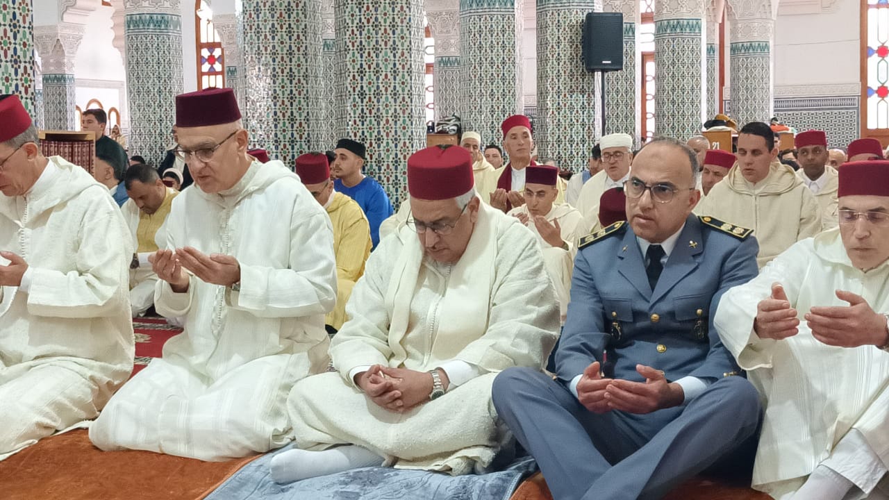 عامل عمالة مكناس يترأس صلاة عيد الفطر بمسجد محمد السادس وسط حضور رسمي ومكثف للمصلين