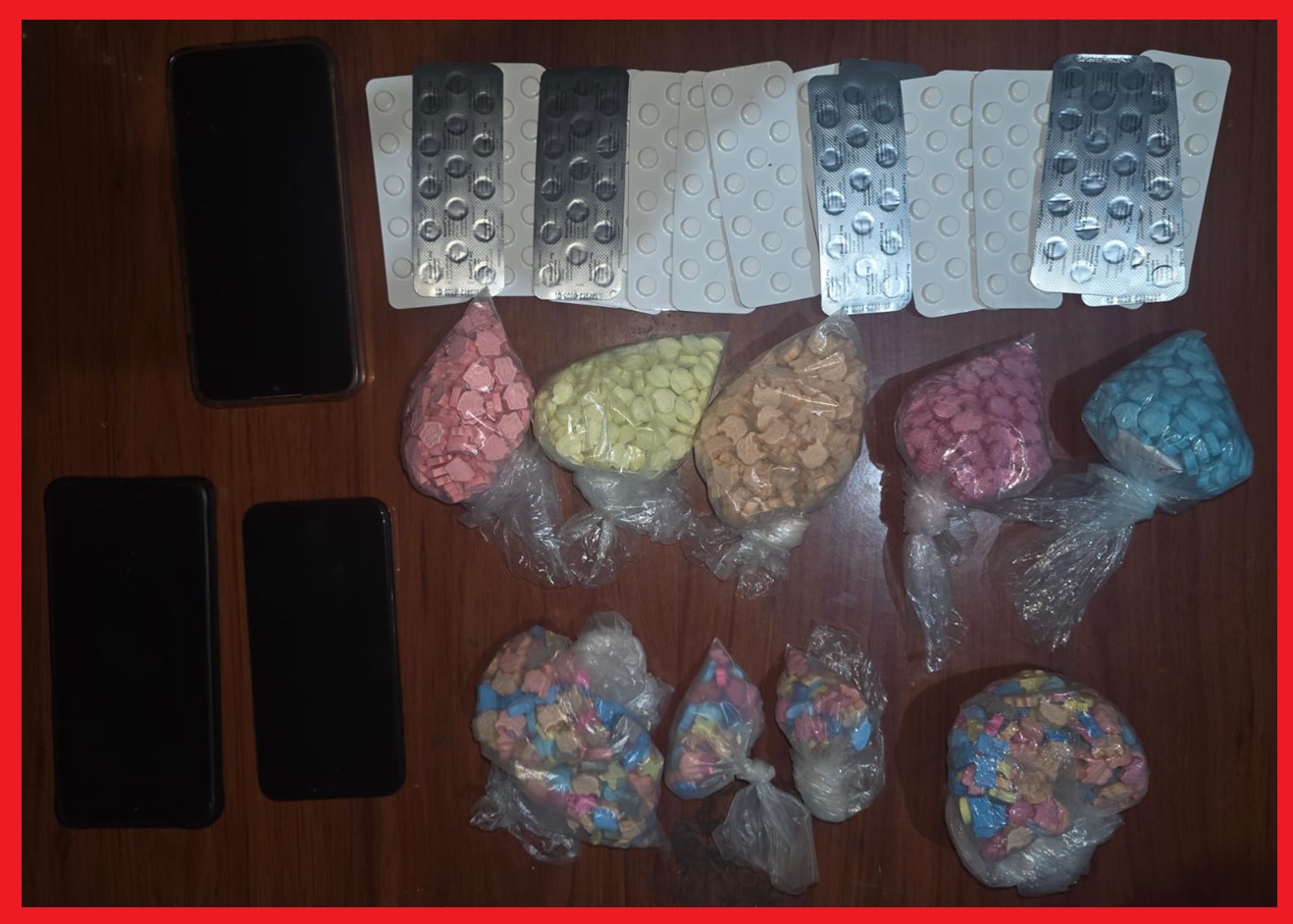 عناصر الأمن توقف سيدتين بمحطة القطار بمكناس و تحجز كمية مهمة من الأقراص المخدرة عناصر الأمن توقف سيدتين بمحطة القطار بمكناس و تحجز كمية مهمة من الأقراص المخدرة