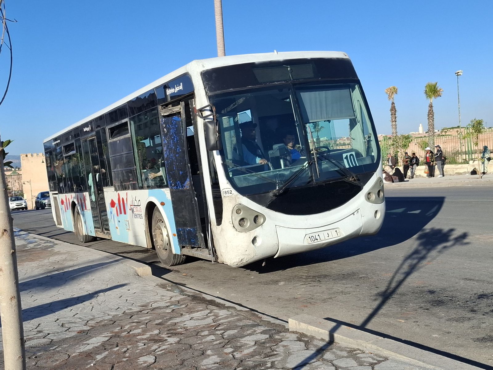 شلل تام في النقل الحضري بمكناس بعد دخول عمال “سيتي باص” في اعتصام مفتوح
