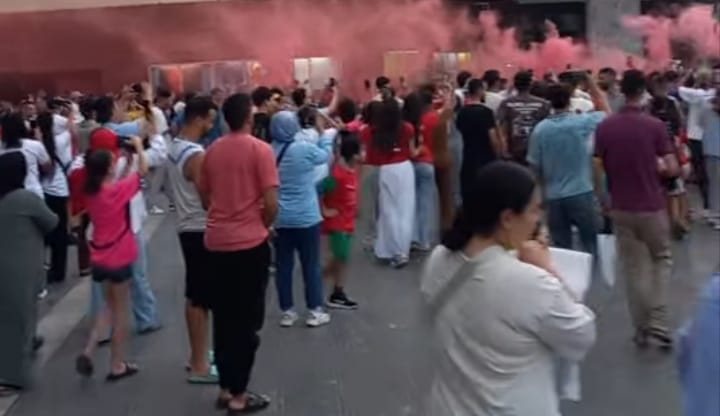 أعلام المغرب تزين شوارع أجان بعد الفوز على كندا والتأهل إلى ربع النهائي