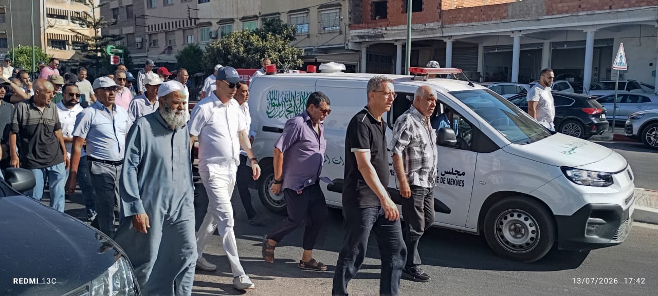 الأسرة الرياضية والتربوية وفعاليات المجتمع تودع مصطفى الضاوي إلى مثواه الأخير الأسرة الرياضية والتربوية وفعاليات المجتمع تودع مصطفى الضاوي إلى مثواه الأخير