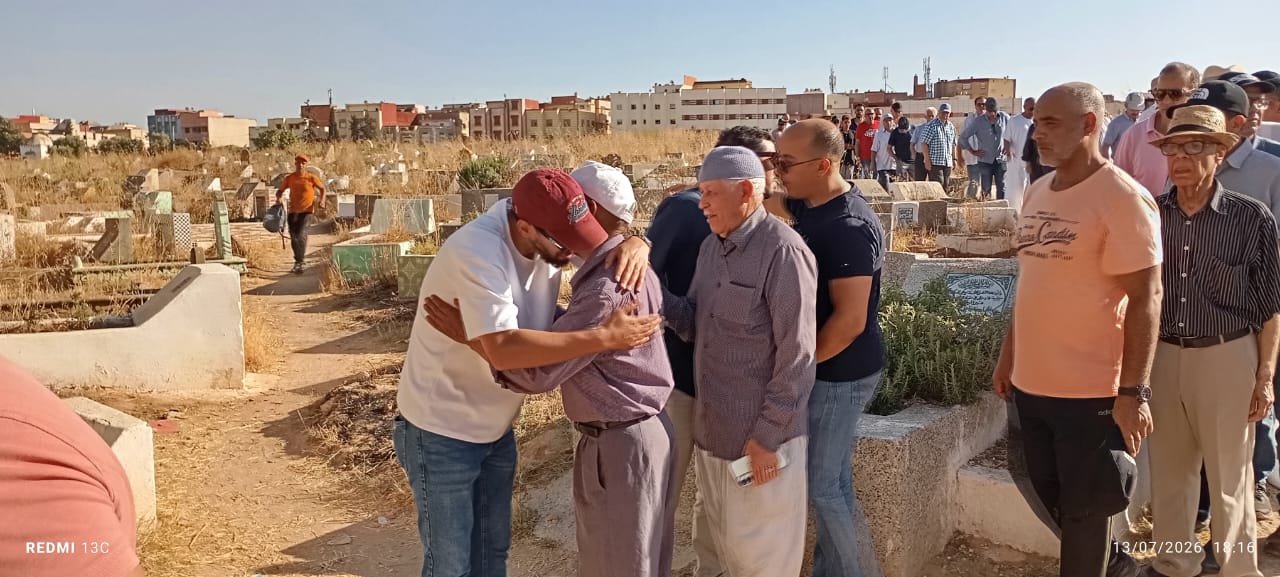 الأسرة الرياضية والتربوية وفعاليات المجتمع تودع مصطفى الضاوي إلى مثواه الأخير الأسرة الرياضية والتربوية وفعاليات المجتمع تودع مصطفى الضاوي إلى مثواه الأخير