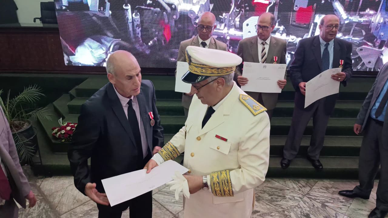 عامل عمالة مكناس يترأس حفل الإنصات للخطاب الملكي بمناسبة الذكرى الـ27 لعيد العرش عامل عمالة مكناس يترأس حفل الإنصات للخطاب الملكي بمناسبة الذكرى الـ27 لعيد العرش