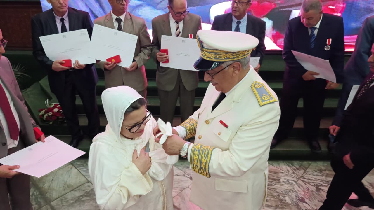 عامل عمالة مكناس يترأس حفل الإنصات للخطاب الملكي بمناسبة الذكرى الـ27 لعيد العرش عامل عمالة مكناس يترأس حفل الإنصات للخطاب الملكي بمناسبة الذكرى الـ27 لعيد العرش