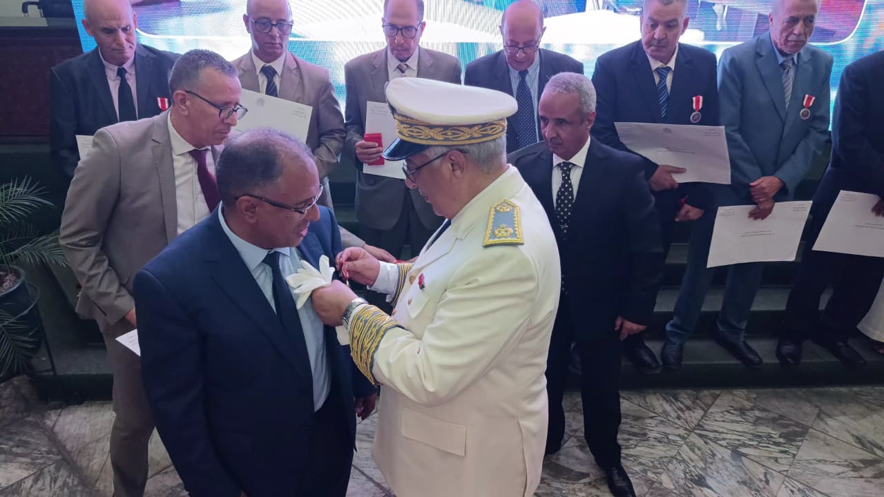 عامل عمالة مكناس يترأس حفل الإنصات للخطاب الملكي بمناسبة الذكرى الـ27 لعيد العرش عامل عمالة مكناس يترأس حفل الإنصات للخطاب الملكي بمناسبة الذكرى الـ27 لعيد العرش