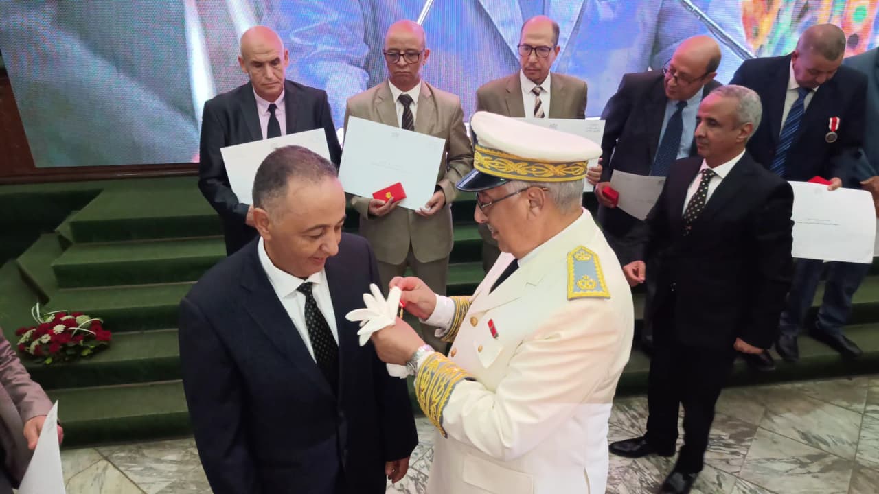 عامل عمالة مكناس يترأس حفل الإنصات للخطاب الملكي بمناسبة الذكرى الـ27 لعيد العرش عامل عمالة مكناس يترأس حفل الإنصات للخطاب الملكي بمناسبة الذكرى الـ27 لعيد العرش