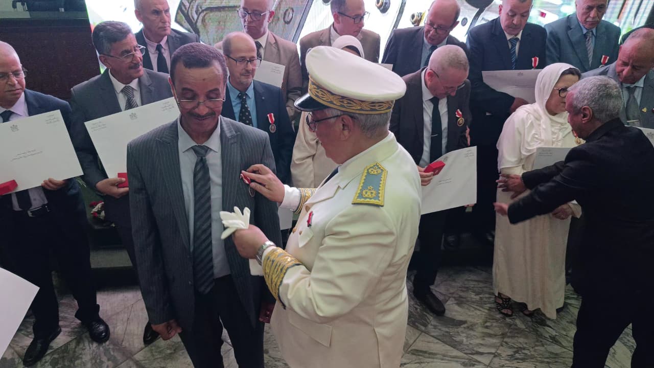عامل عمالة مكناس يترأس حفل الإنصات للخطاب الملكي بمناسبة الذكرى الـ27 لعيد العرش عامل عمالة مكناس يترأس حفل الإنصات للخطاب الملكي بمناسبة الذكرى الـ27 لعيد العرش