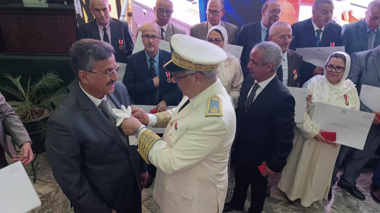 عامل عمالة مكناس يترأس حفل الإنصات للخطاب الملكي بمناسبة الذكرى الـ27 لعيد العرش عامل عمالة مكناس يترأس حفل الإنصات للخطاب الملكي بمناسبة الذكرى الـ27 لعيد العرش