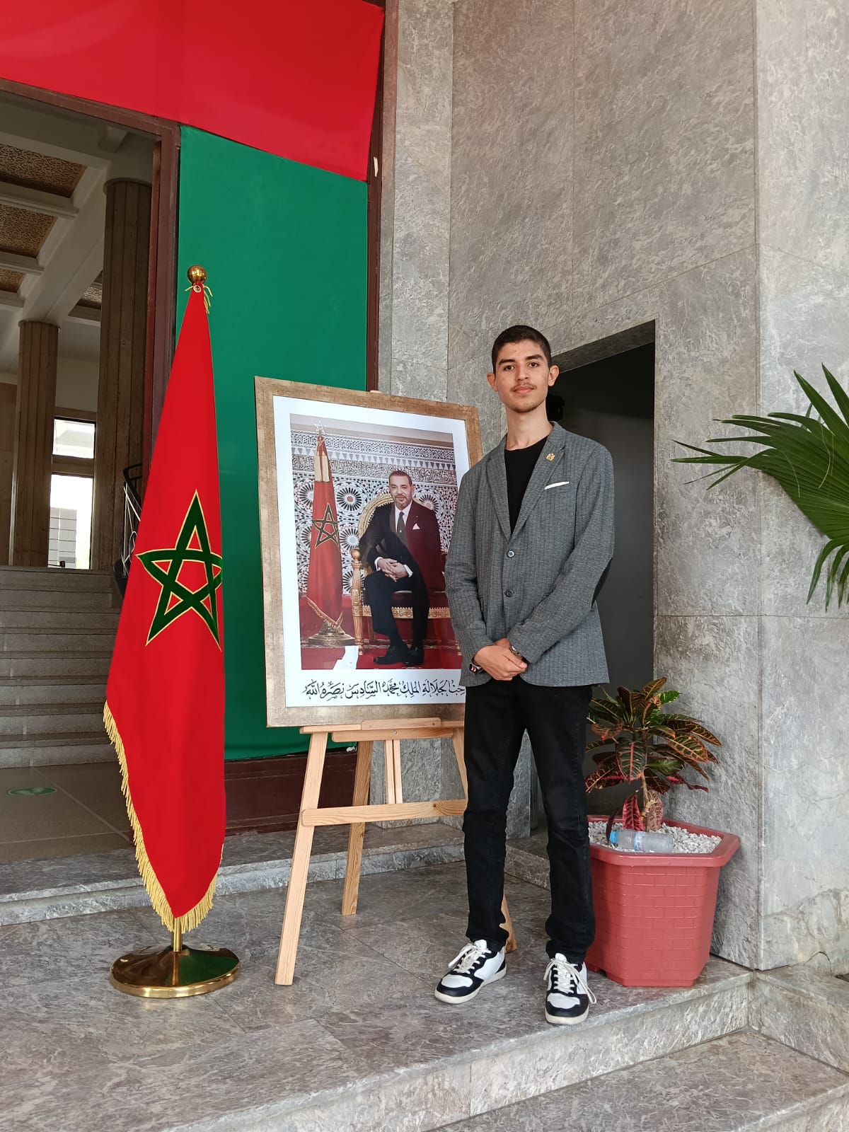 في أجواء مفعمة بالوطنية… رئيس “النادي العلمي للوجستيك” يشارك في مراسيم رفع العلم بطنجة بمناسبة عيد العرش المجيد في أجواء مفعمة بالوطنية… رئيس “النادي العلمي للوجستيك” يشارك في مراسيم رفع العلم بطنجة بمناسبة عيد العرش المجيد