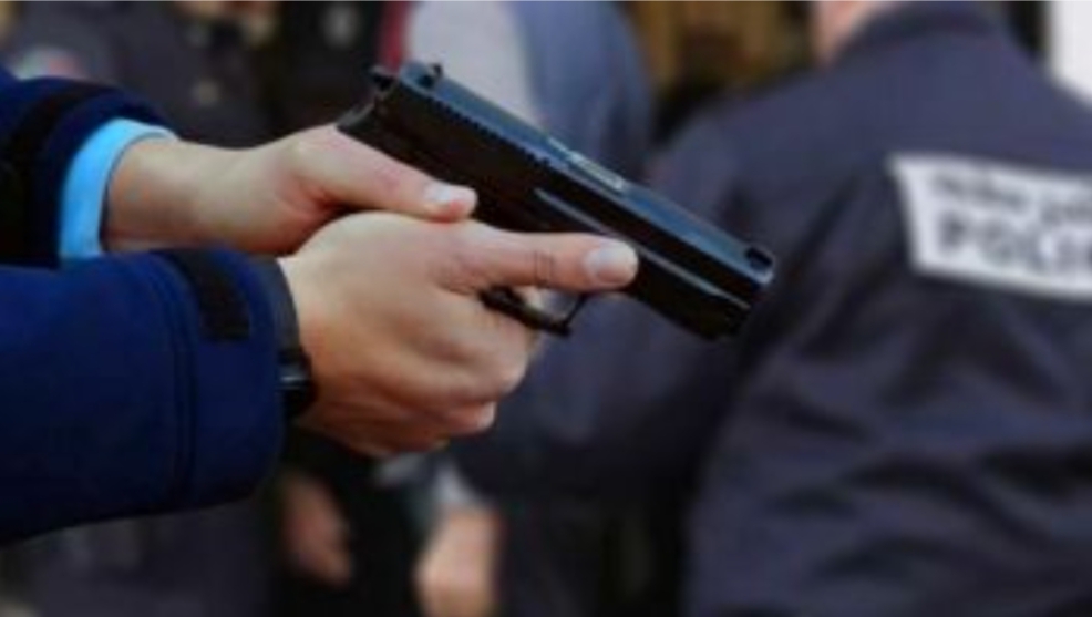 موظف شرطة يضطر لاستخدام السلاح الوظيفي لتوقيف شخص في حالة اندفاع قوي