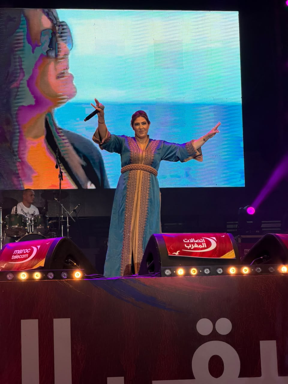 في يومه السادس: صابرينا تشعل منصة مهرجان الشواطئ بالحسيمة بأغانٍ ريفية تلهب حماس الجمهور